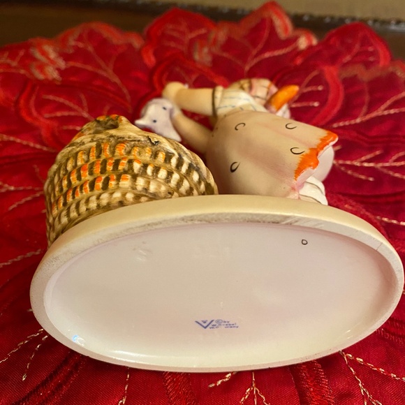 HUMMEL WASH DAY VINTAGE 5 3/4 INCH TALL 2 1/4 INCH WIDE - Picture 15 of 16